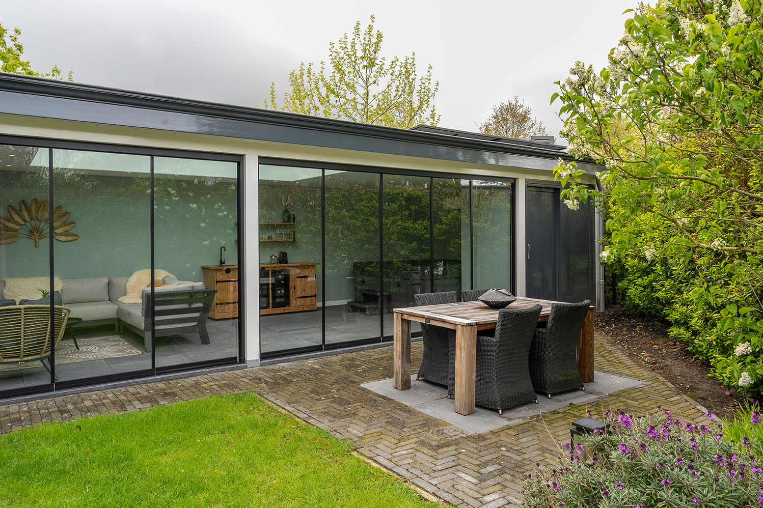 Tuinkamer met sierlijke boeilijst