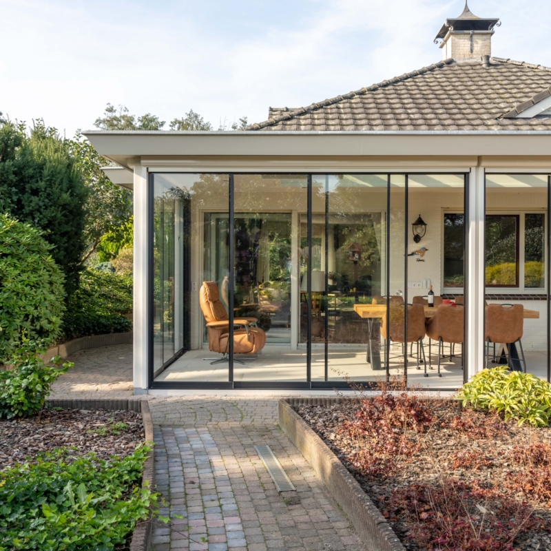 moderne tuinkamer met glazen schuifwanden